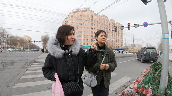 新疆美女街头指路胖纸哥竟然不露脸头一次哎