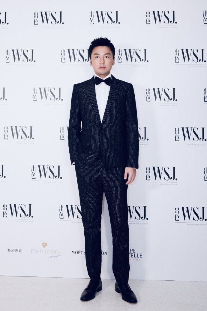 西装套装 黑色皮鞋曾经记得有采访问雷佳音为什么不控制身材和体重,他
