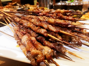 原创夏季家里十几口人聚餐吃烧烤喝扎啤花了2000多你看值不值