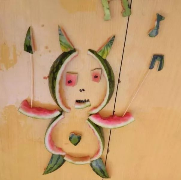 每班学生利用西瓜皮进行雕刻,绘画等形式的创意比赛,最后由学校评委