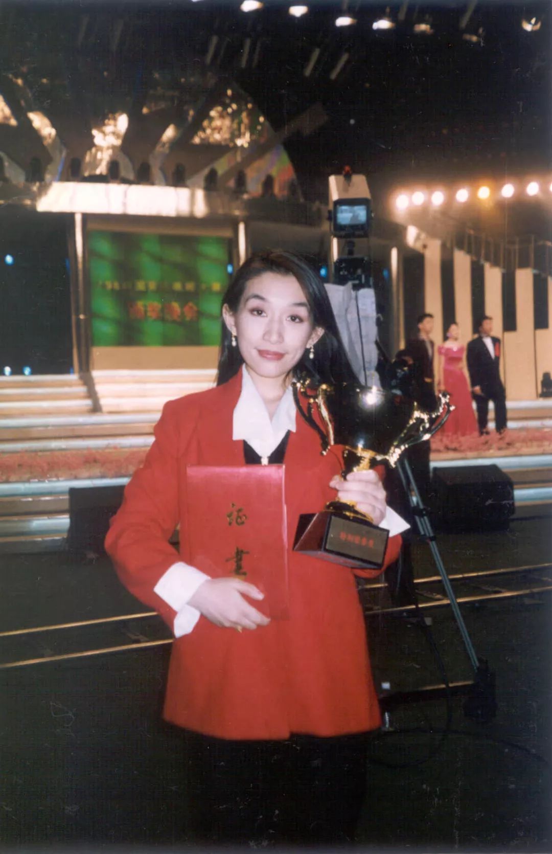 科学与艺术女神的双翼访科学艺术家曾凡一教授