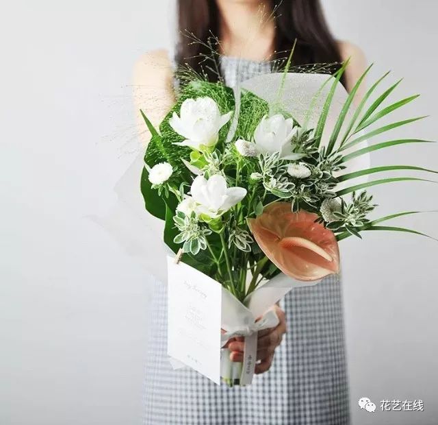 姜荷花花期可达10天以上,非常的耐养,夏天买一束姜