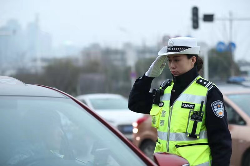 武汉市唯一的女执勤中队长获交警之星称号_张蕊