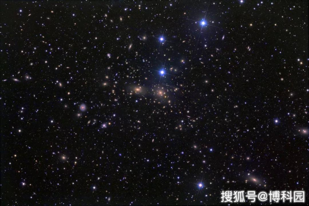 后发星系团比附近其他最亮的星系团更热,而且密度相对较低,不像英仙座