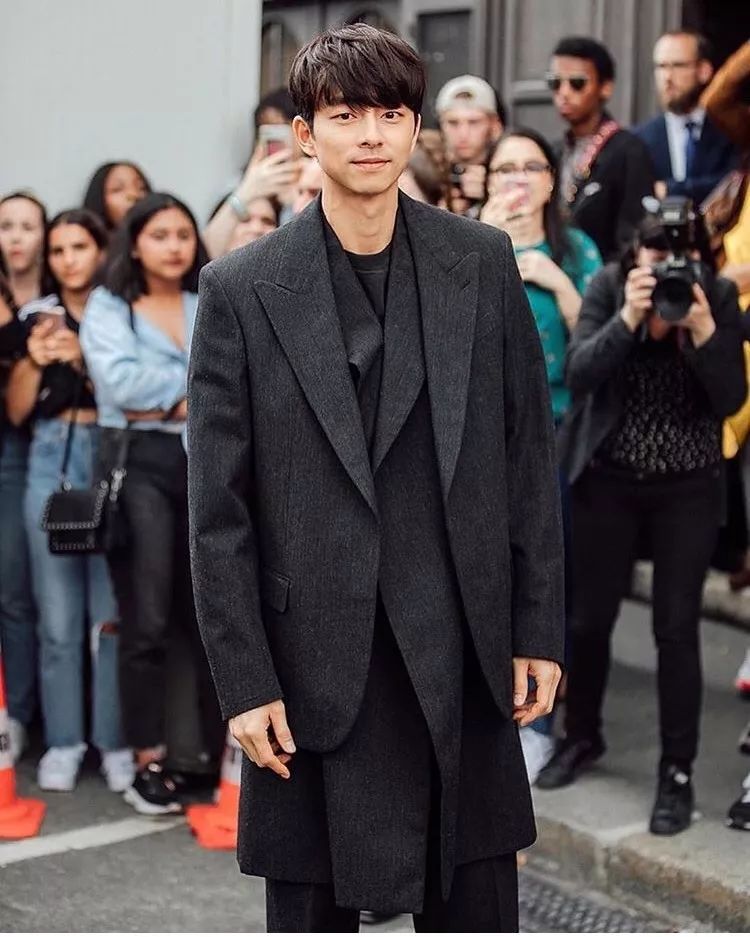 孔刘出席louisvuitton2020春夏男装秀以极简黑强劲魅力征服巴黎