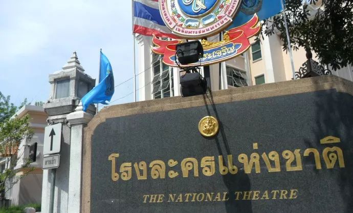 泰国本地著名的造星公司gmm大楼就在大学旁边,好像能理解gmm不少明星