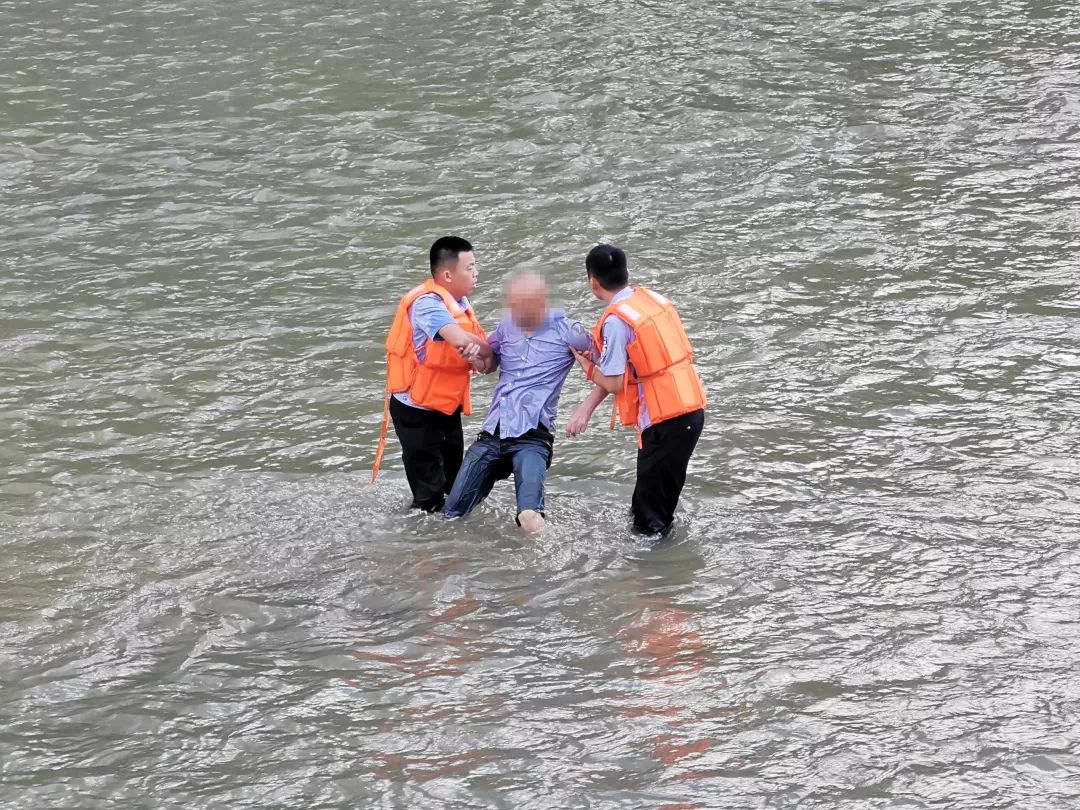 醉酒男子落水民警紧急救援