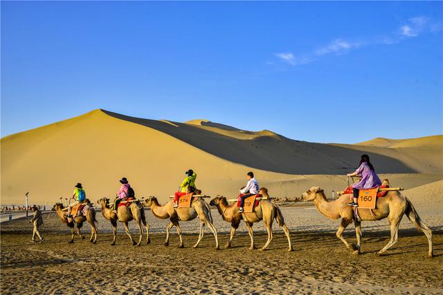 【甘肃敦煌】3万人行游大漠 体验迷人丝路风情_鸣沙山