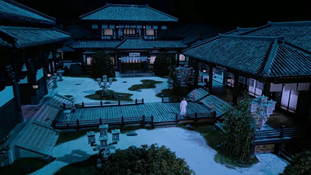 电视剧里,"云深不知处"被设计为一种半隐烟云的卧松竹院,庭院的设计上