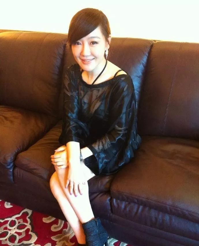 薛佳凝近照丝袜配凉鞋露雪白双腿41岁皮肤保养的真好