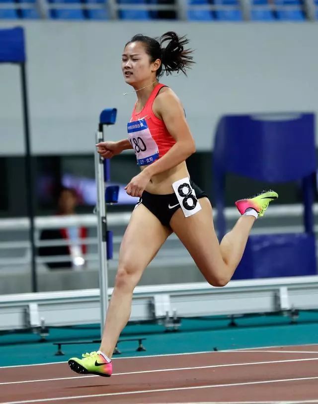 不过出弯道以后,梁小静的前面就只剩下韦永丽.