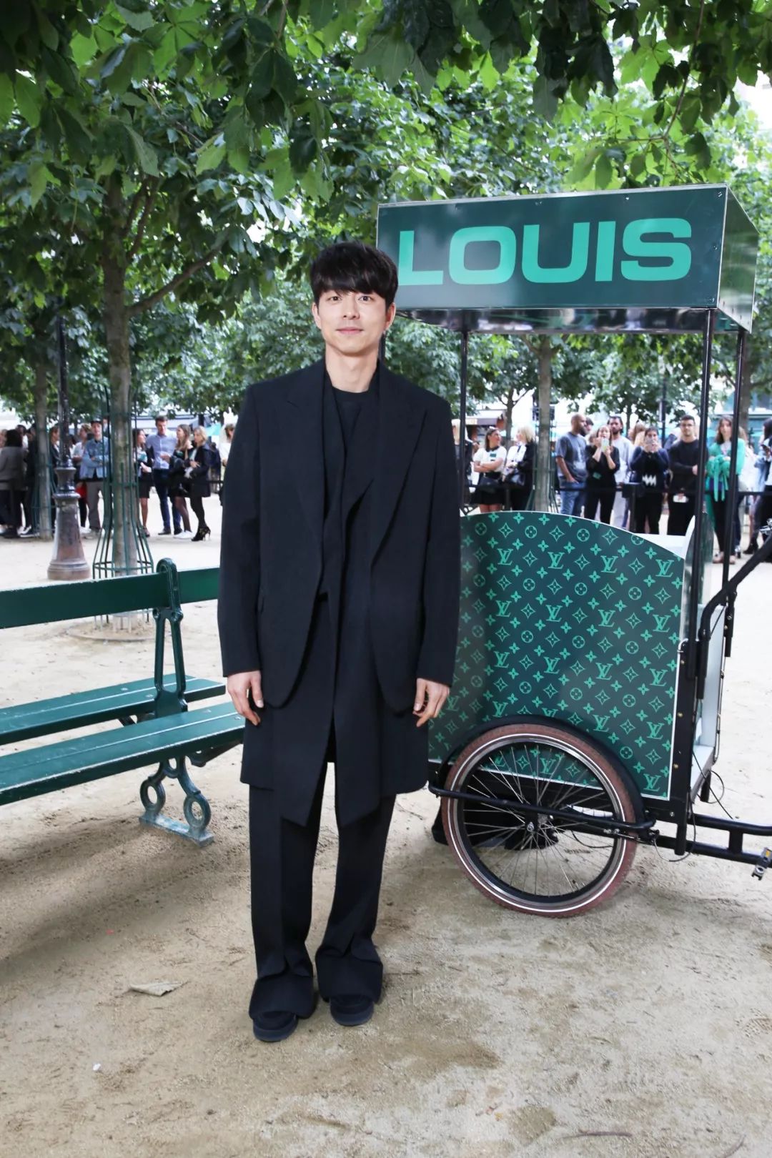 孔刘出席louisvuitton2020春夏男装秀以极简黑强劲魅力征服巴黎