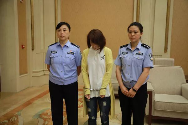 逮捕女嫌疑人图片