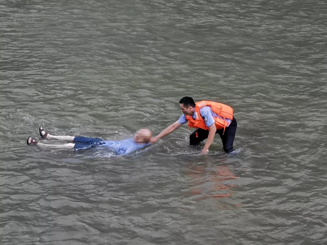 醉酒男子落水民警紧急救援