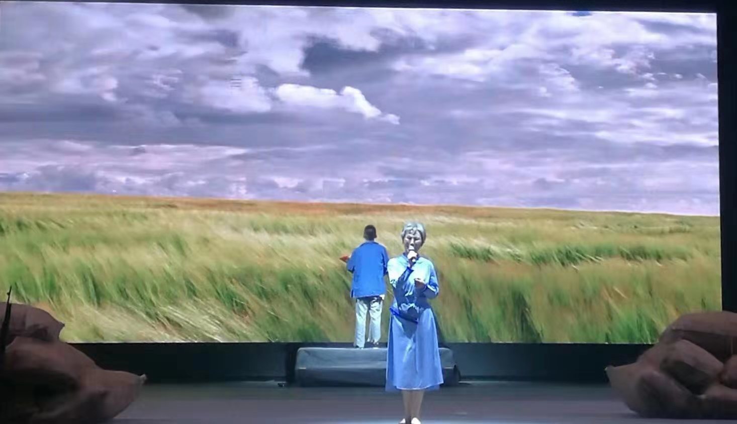 "文/孙树恒题记 : 受云露之邀,到民族剧场,观看抗日话剧《风吹草低》