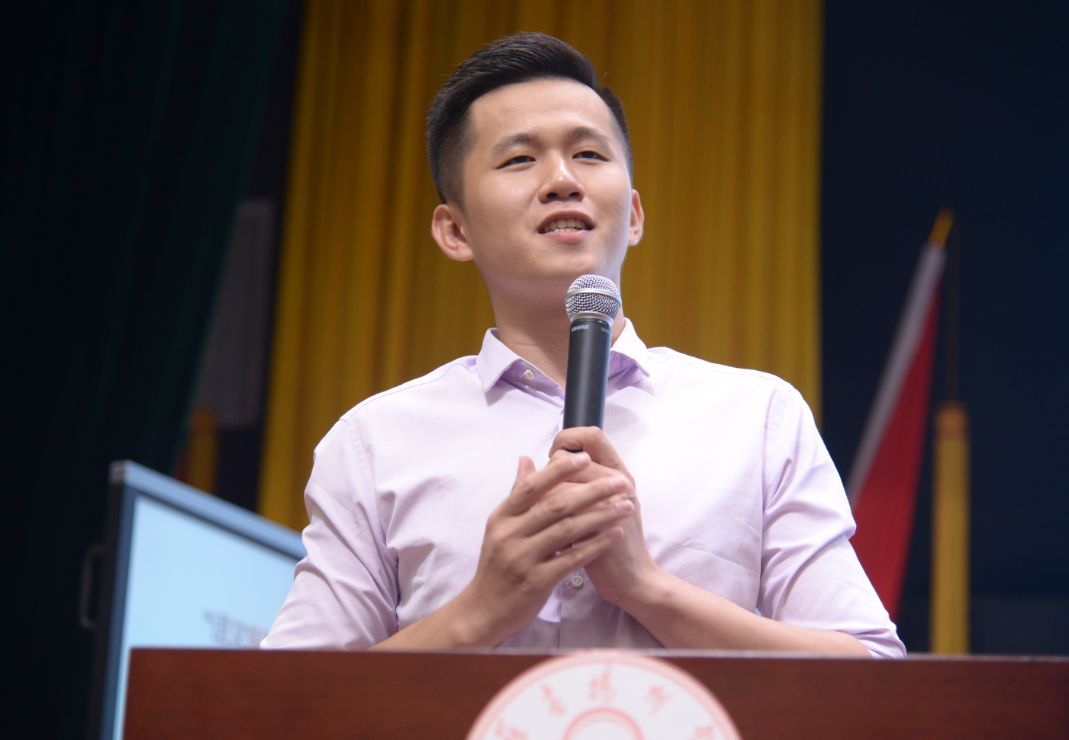 第一位是广州六中珠江中学符书绅老师,他的获奖作品是《登高》.