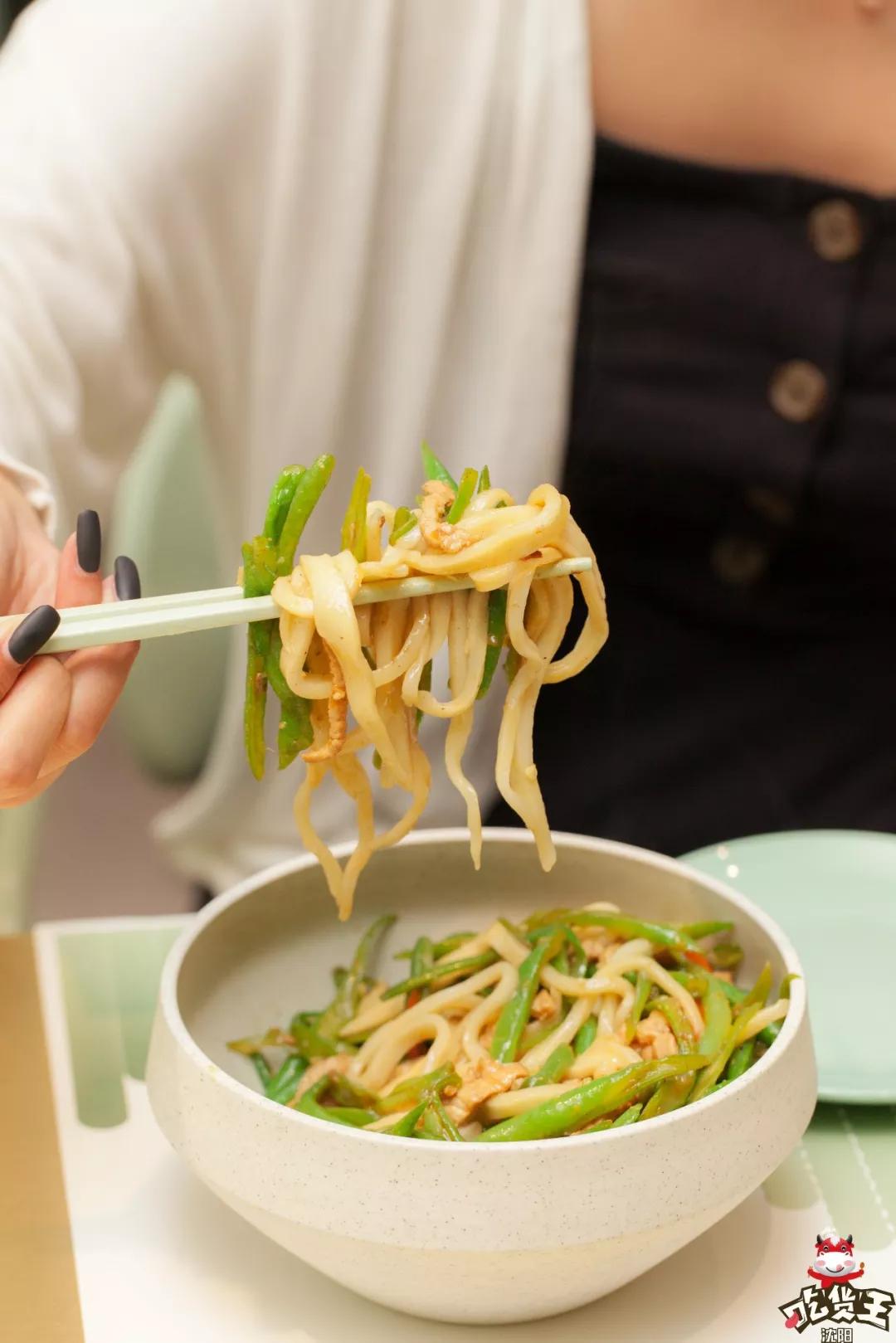 豆角丝炒肉拌转百刀店内的每个元素的设计都透着老板满满的用心!
