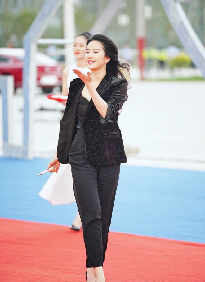 刘亦菲身穿一袭黑色西服套装亮相,甜酷满分,脚踩尖头"恨天高"干练范儿