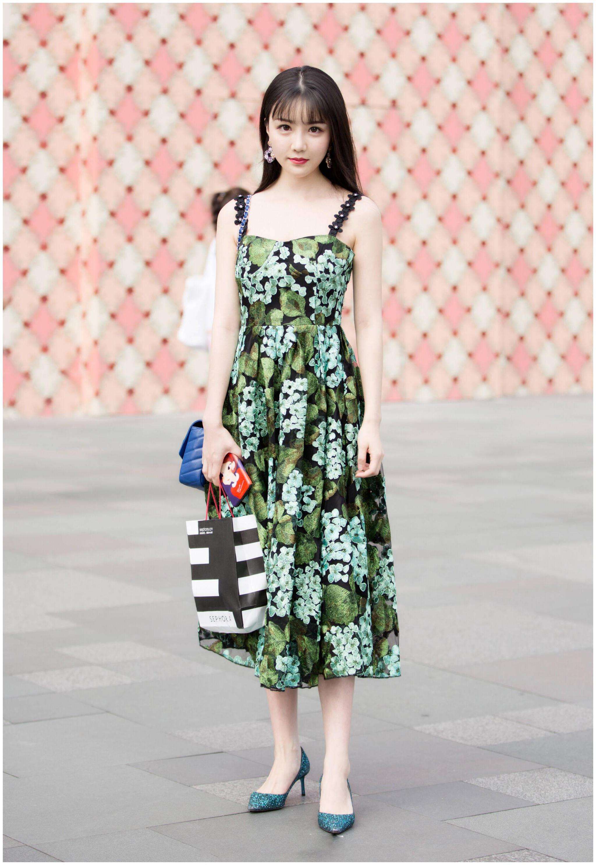 街拍:迷人的小清新碎花裙,减龄优雅适合夏日的花团锦簇