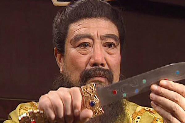 尽管从主观原因上看,吕布败给孙坚还有同僚胡轸的暗中作祟,但名将华雄