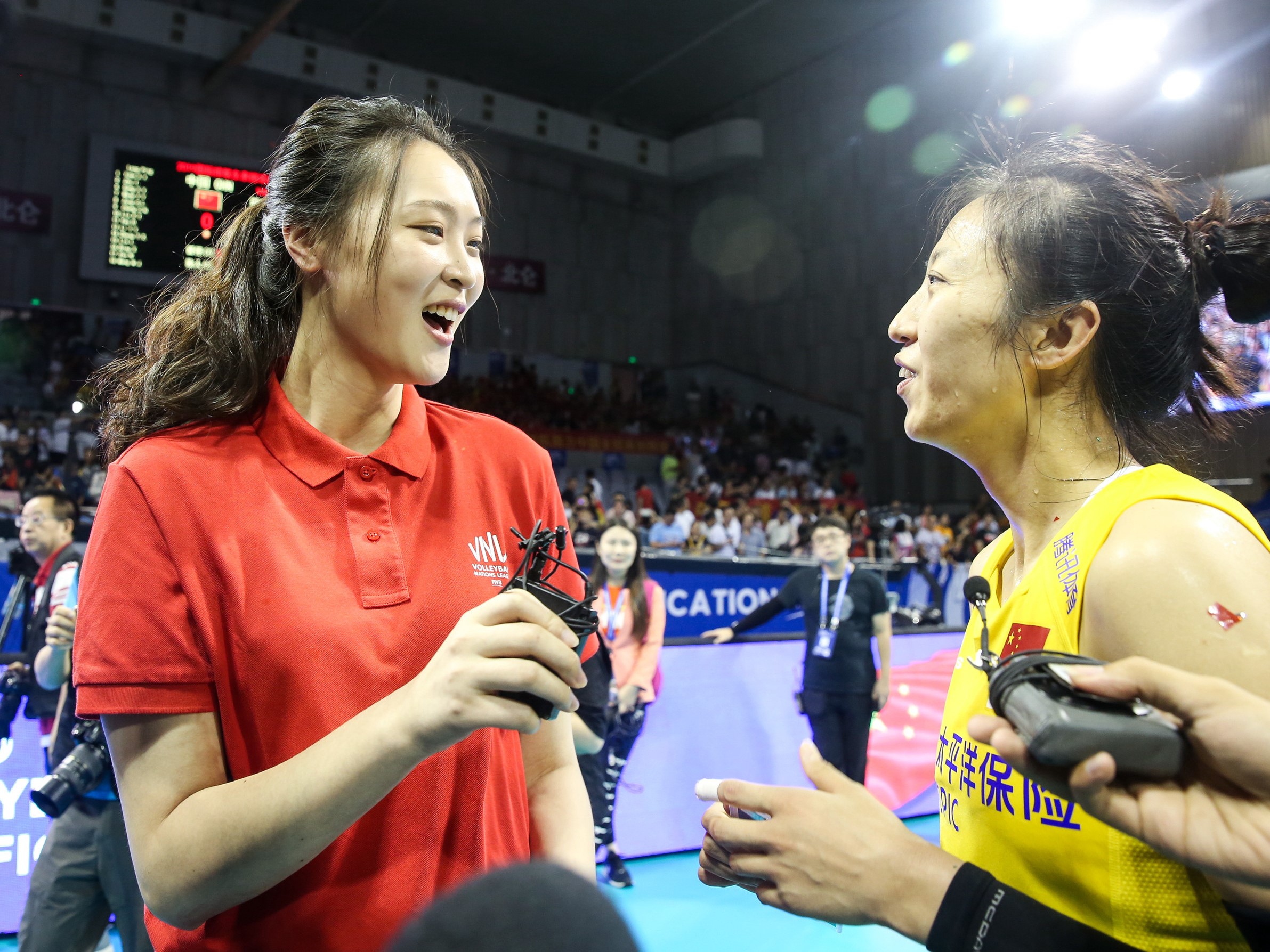 惠若琪客串女排现场解说,赛后采访丁霞相视而笑
