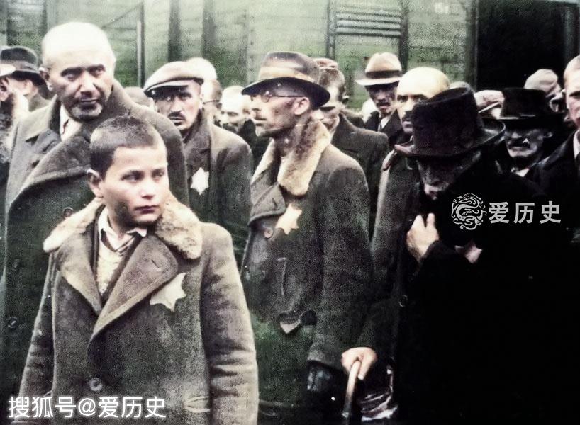 党卫军拍摄的屠杀照片:3500名犹太人最后容颜 孩子脸上写满天真