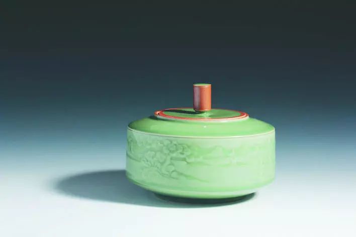 2015年5月,苦练了五年基本功的华凌潇创办了个人青瓷