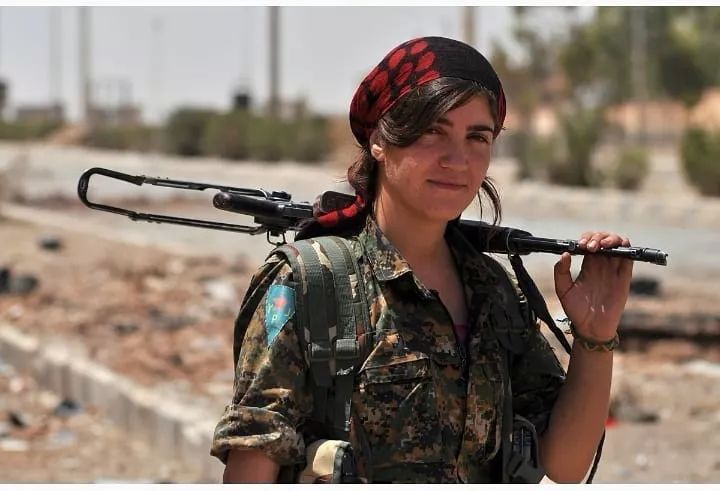 战争中的女人既然无法阻止那就从容面对