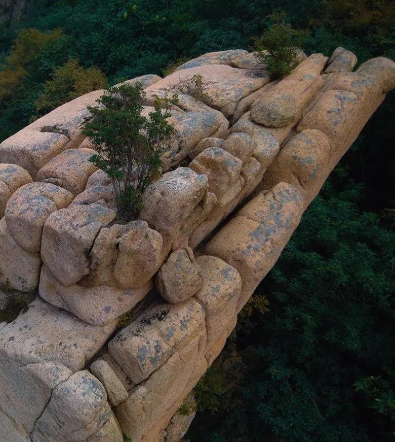 经过多年提升,断裂,燕山造山运动的花岗岩侵入体,大约是一亿年前祖山