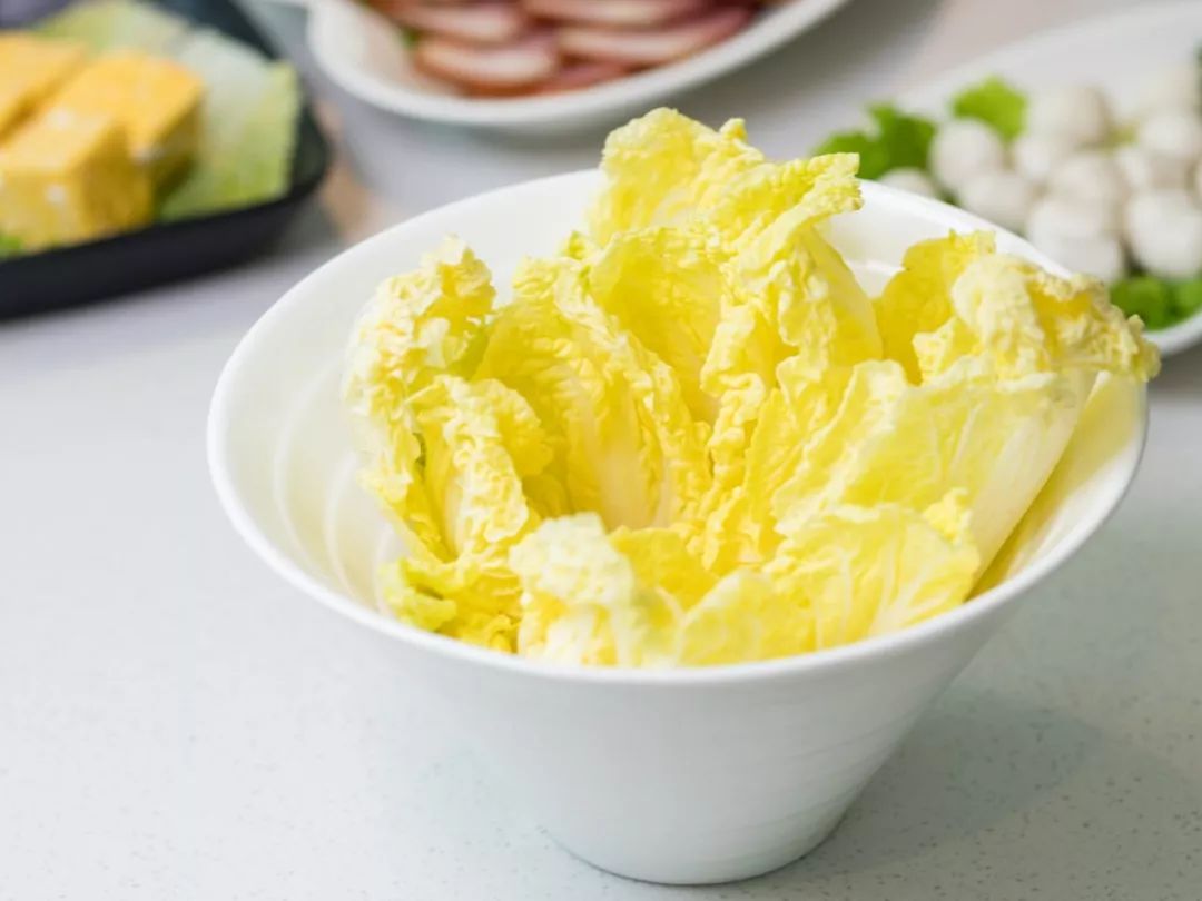 火锅的基础款,也不要错过,解腻的娃娃菜和炸豆皮,超大一份,吃完还能再