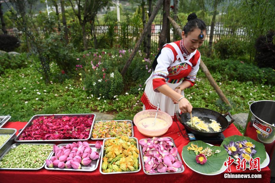 云南丽江游客体验百花宴