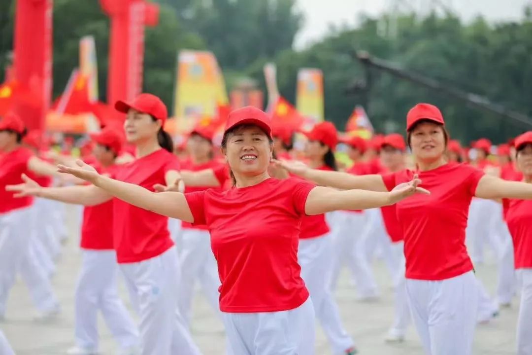 究竟发生了什么让数千名广场舞爱好者起舞欢腾