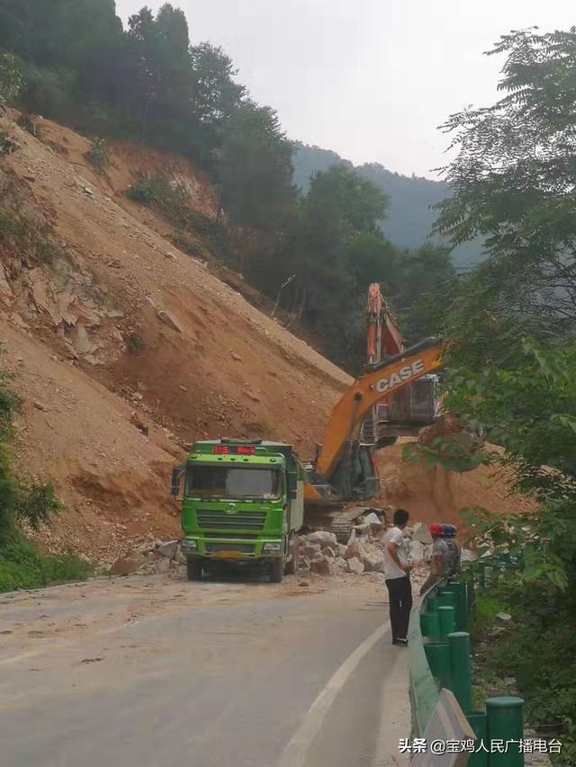 潘太路塌方路段排险作业中,车辆请有序分流_路况