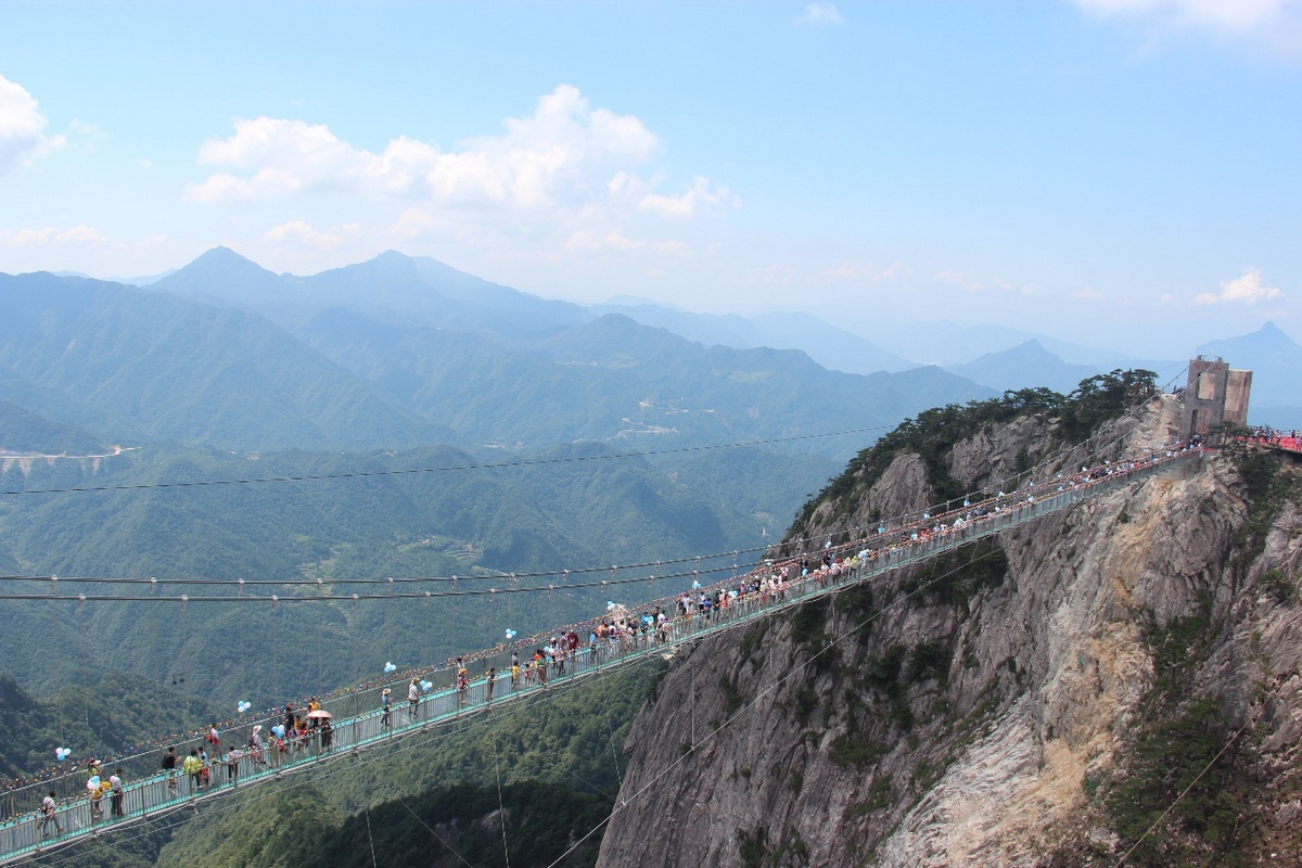 首届明堂山高空体验节开幕式暨玻璃桥发布会圆满举行