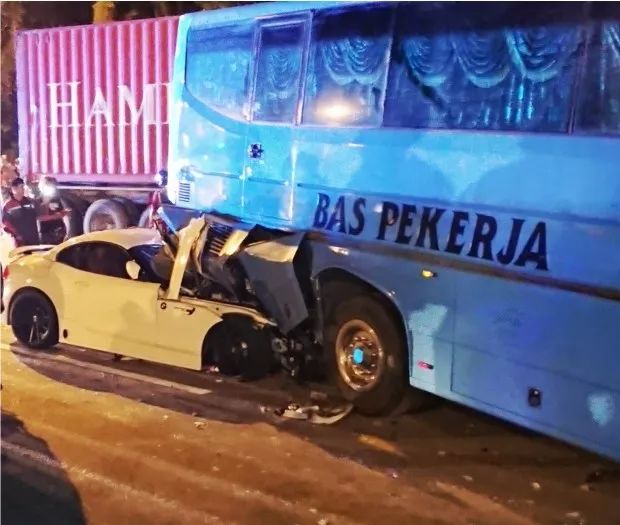 新加坡宝马车在马来西亚遭遇严重车祸!