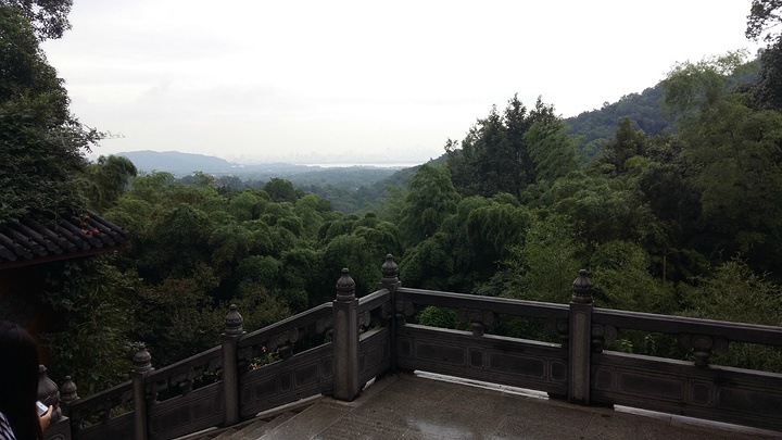 飞来峰远眺杭州市区