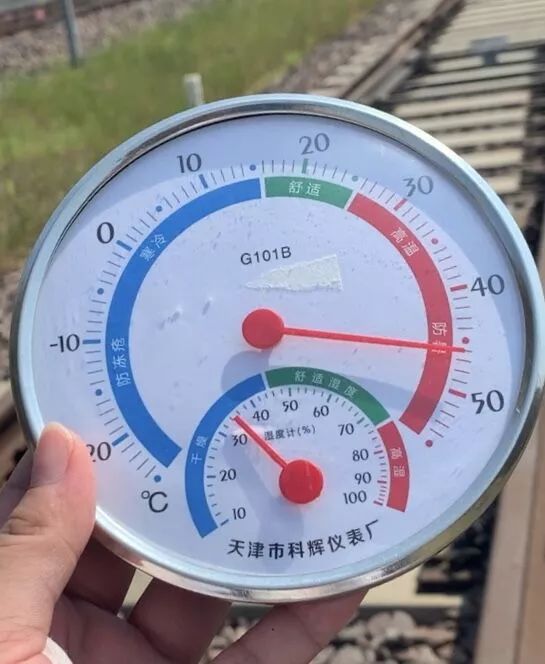 手机里天气预报软件显示,室外气温37度,体感温度42度,实测钢轨温度却