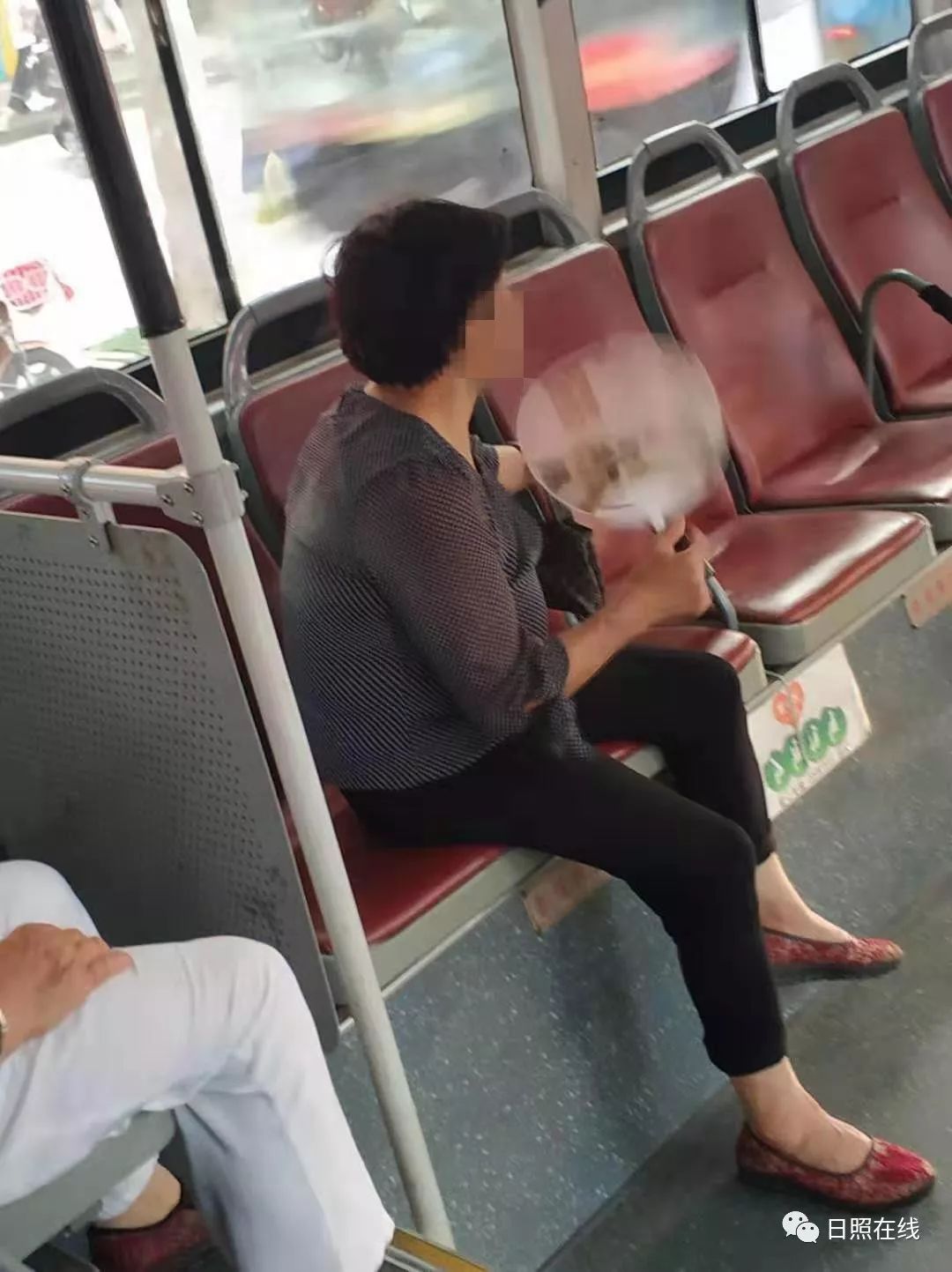 日照惊现公交车式葛优躺一乘客脱鞋伸腿占仨座