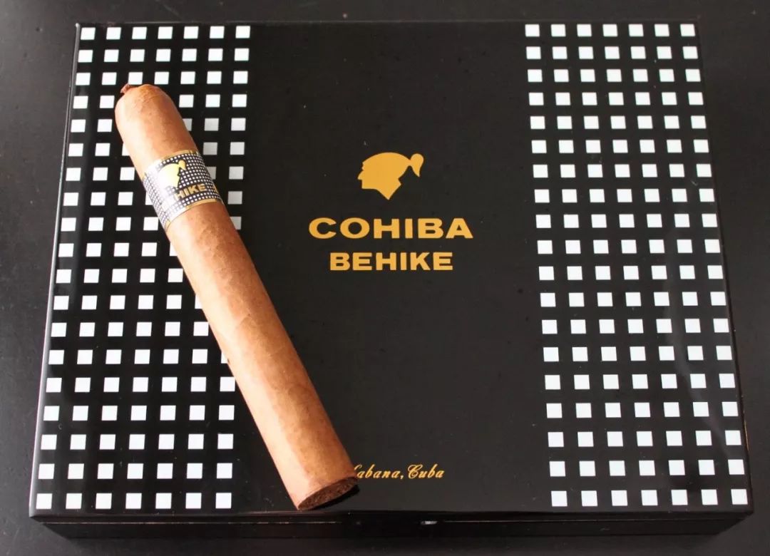 8,辨识真假高希霸的 9 种姿势(1)雪茄标签上的 cohiba 字体设计.