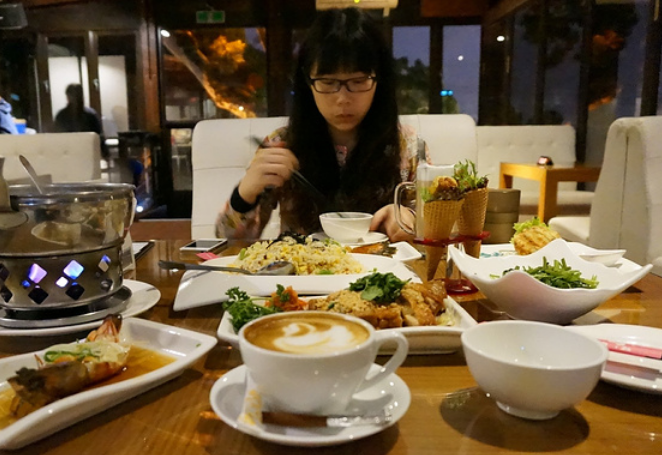晚上跟妹子吃饭照片图片