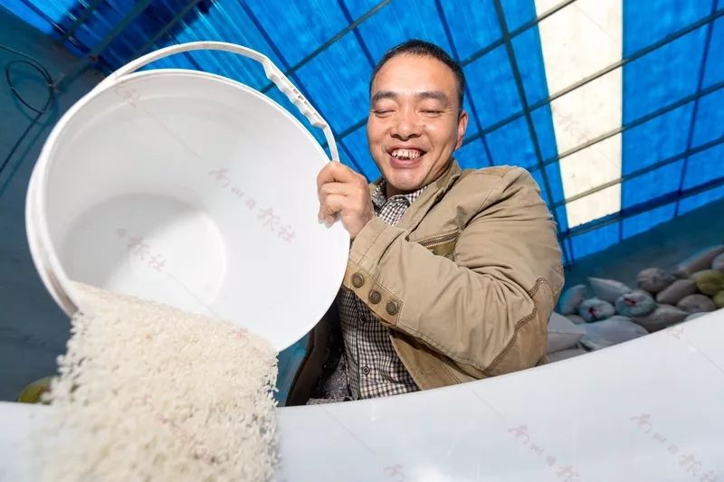 脱贫攻坚李朝文致富添新招电话送货到你家