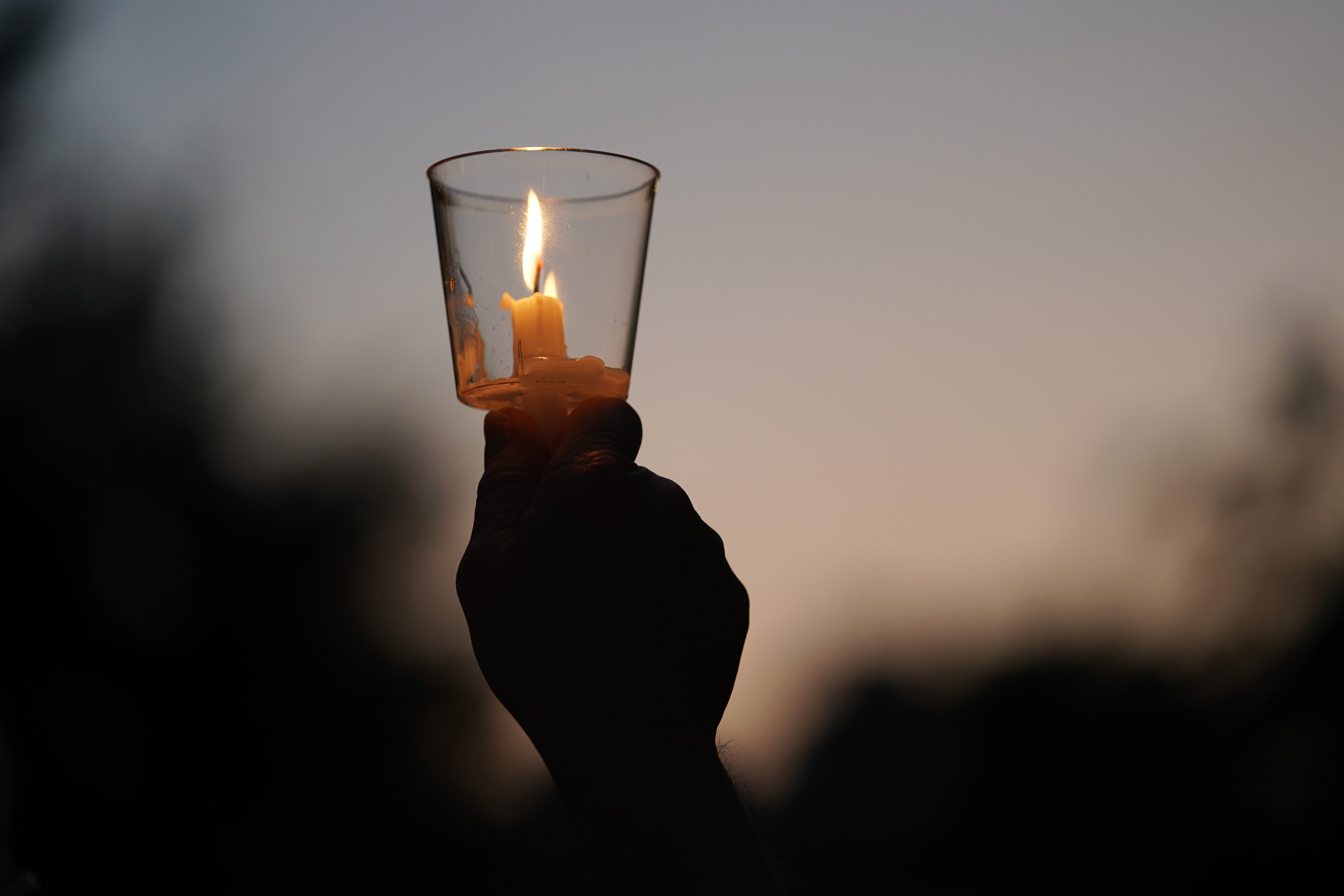 8月4日,在美国俄亥俄州代顿市,悼念者手持点燃的蜡烛