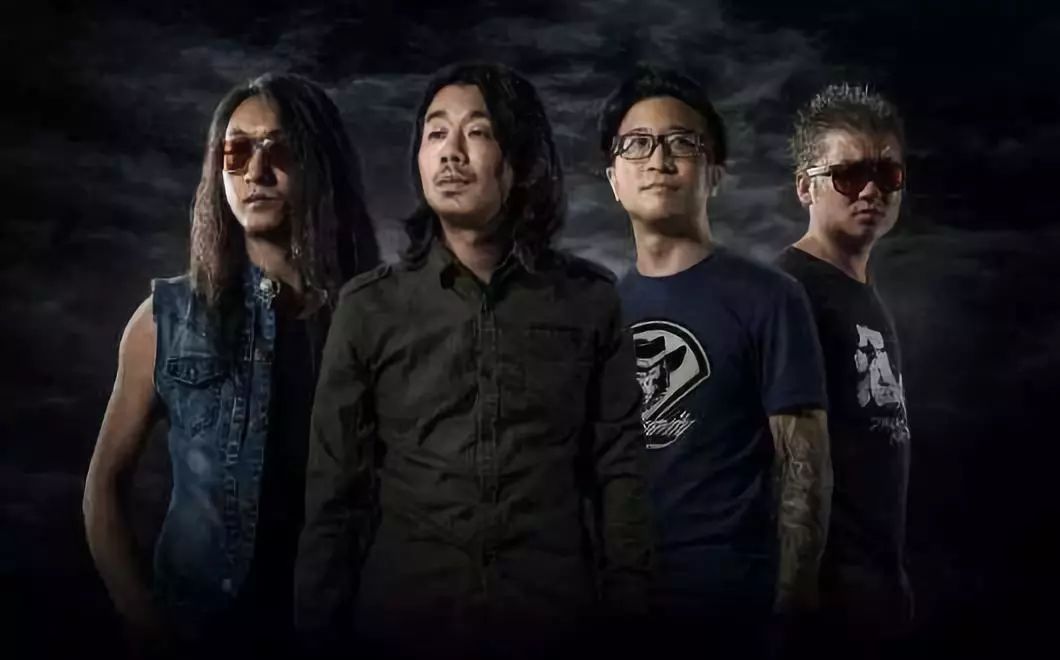 酒鬼乐队成立于 2004 年,由一群热爱 grunge 风格的北京青年组成的