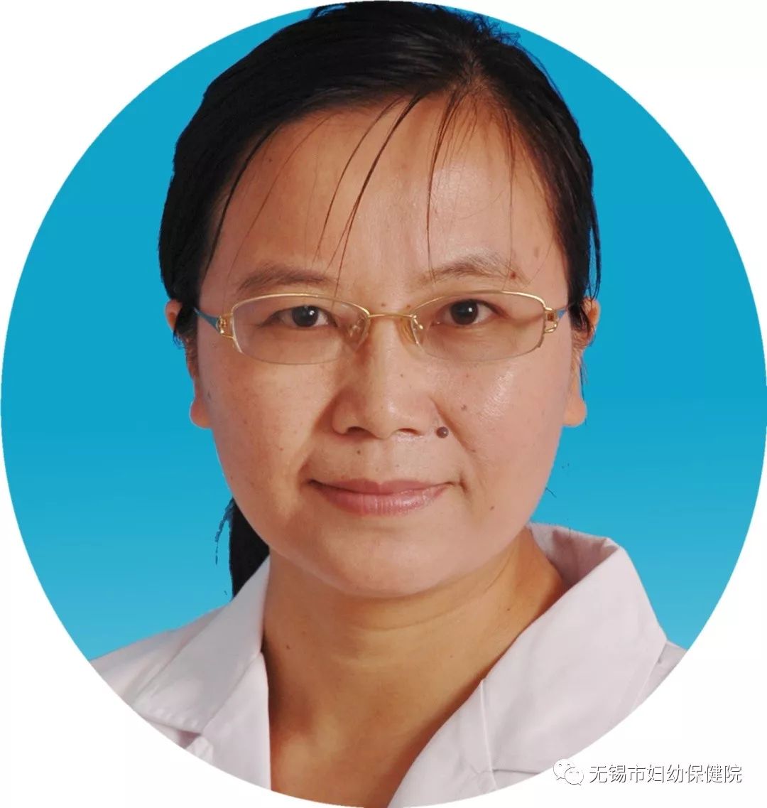 这样对胎儿不好,来,先坐下……医生,我现在没有工作,老公也不关心我