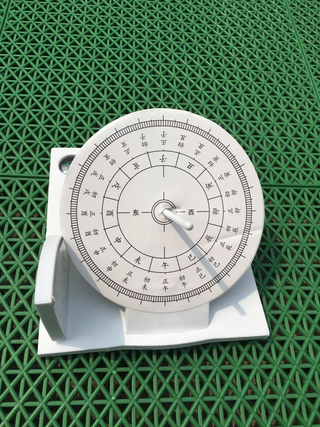 日晷通过探索,我们知道,最早用来记录时间的计时仪器叫日晷,它是通过