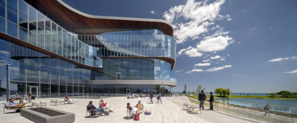 校园建筑采用弧形立面设计,曲面幕墙为其增添灵动美