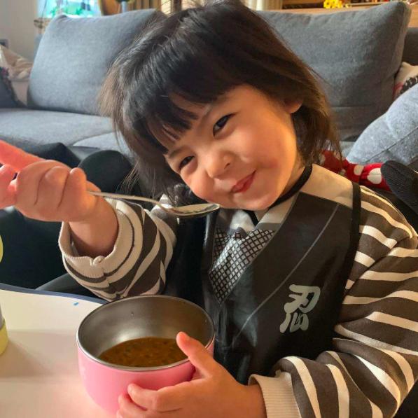 贾静雯发女儿照片波妞不仅撞脸韩商言还撞脸哪吒太魔鬼了