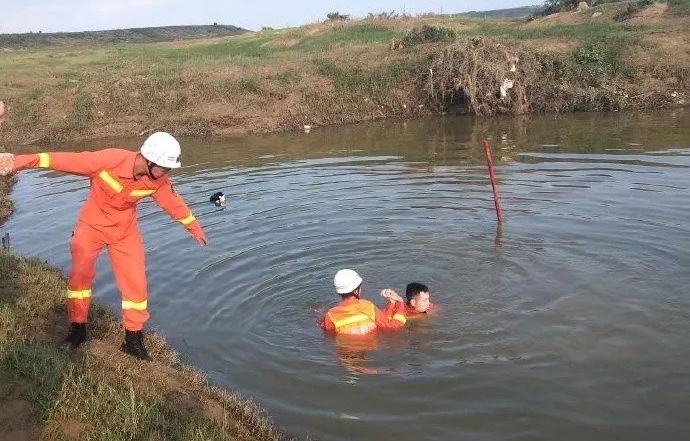 打捞溺水少年正面图片