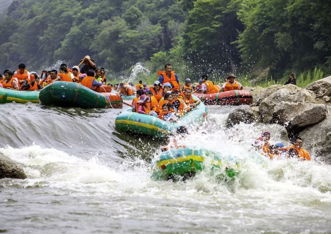 8公里峡谷漂流23处激流冲浪嗨翻水仗 激发你的肾上腺素红河谷,让您