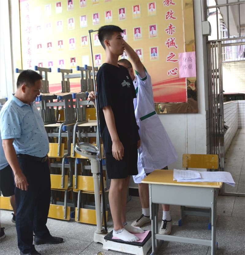 身高,体重检查五官检查色觉嗅觉检查血压测量政审现场据统计,此次共有